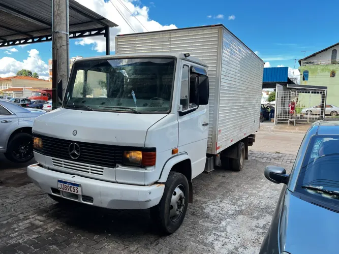 Caminhao Mercedes 710 Baú 2004