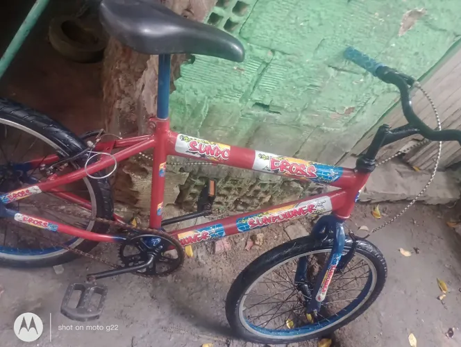 bicicleta aro 20 semi nova sem marcas de ferrugens e sem defeitos nenhum toda completa