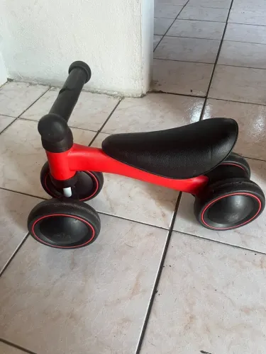 Vendo essa bicicleta de equilíbrio está bem conservada