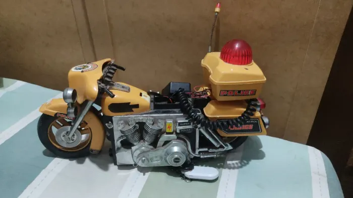 Brinquedo Vintage com avaria. Moto e helicóptero.