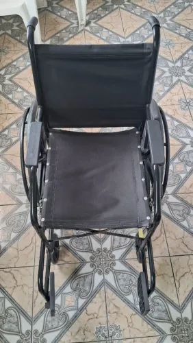 Cadeira de rodas semi nova, usada pouquíssimo tempo.