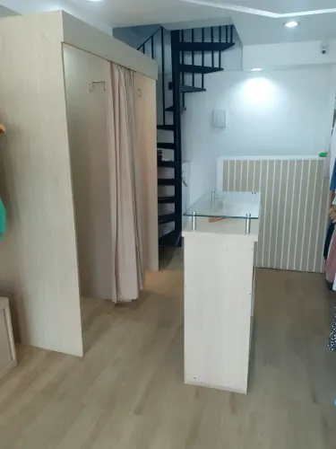 Vendo montagem de loja de roupas feminina completa!