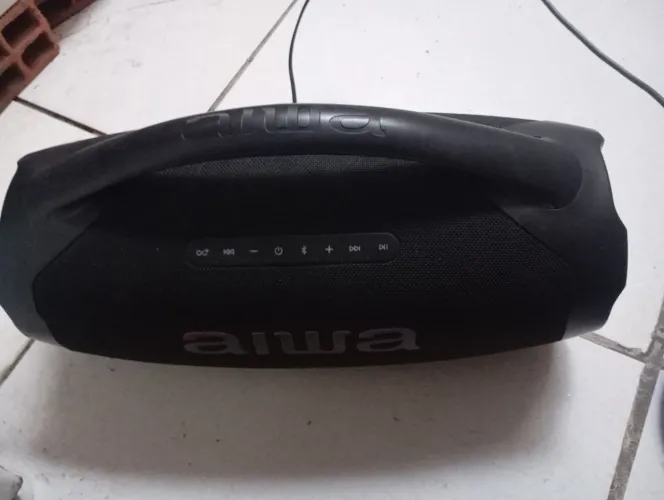 Vendo essa caixa de som nova só quebro um pouco do lado só liga e desliga