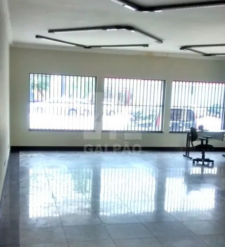 imóvel muito bem localizado com 11 salas, ar condicionado, 07 banheiros, janelas com vidro