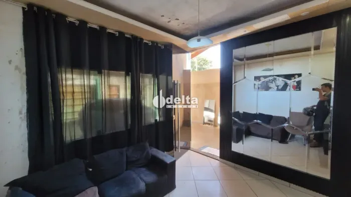 Casa com 2 quartos, sendo 1 suíte disponível para venda no bairro São Jorge em Uberlândia-