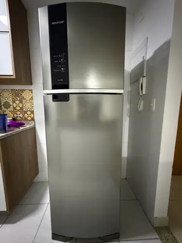 Família do Modelo: Geladeira Brastemp Frost Free Duplex de 400 Litros com Freeze Control.