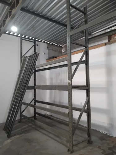 Estante de aço pra armazenamento com 6 bases lateral e 9 pares de travas PREÇO A NEGOCIAR