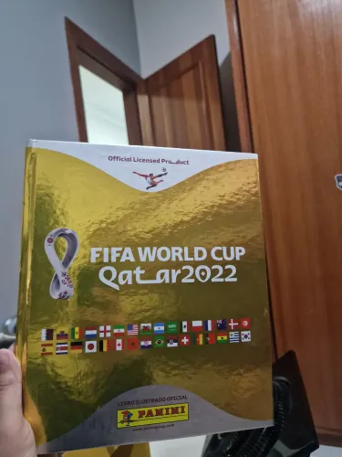 Álbum da copa de 2022 dourado não é o numerado porém vale bem com 500 figurinhas coladas