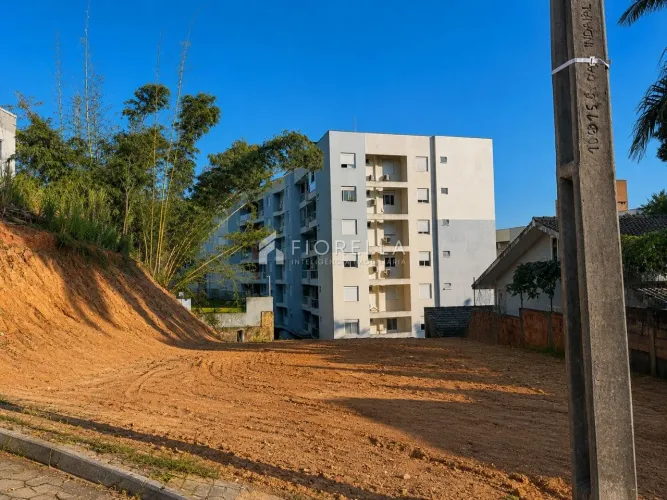 Terreno à venda com 360m² no Bairro Forquilhinhas/São José
