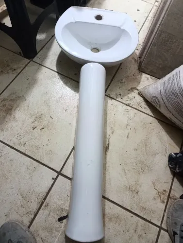 Pia de banheiro com coluna ...pouco uso..tenho 5 conjuntos ...r$ 40,00 reais CADA conjunto