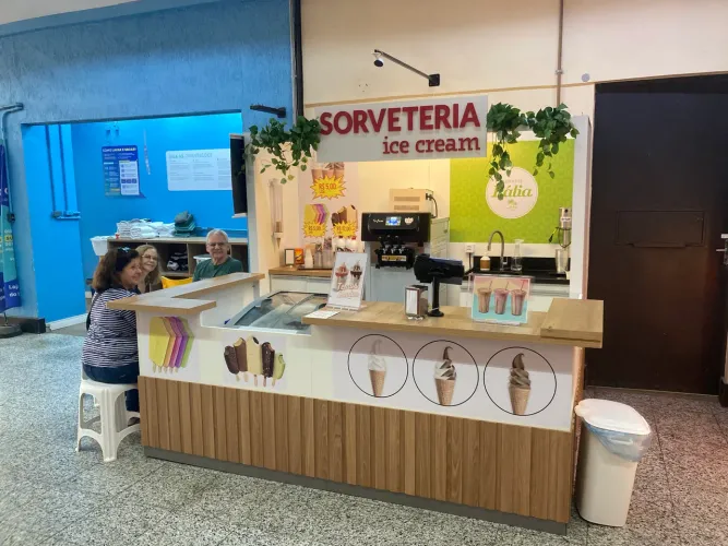 Vendo sorveteria completa