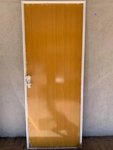 Porta de madeira completa lisa com caixonete em aço 