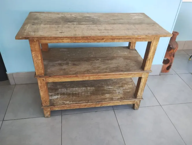 Estante com caibro e tábua de Peroba