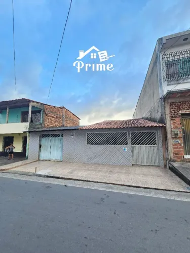 Vendo casa na Vila Janaina na avenida principal da Fribal, excelente para ponto comercial.