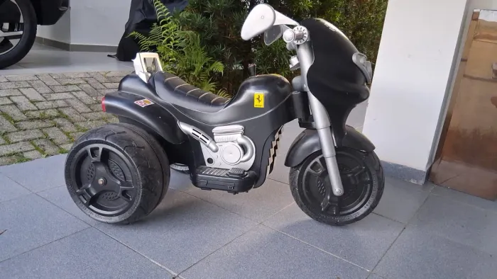 Moto elétrica infantil (triciclo)