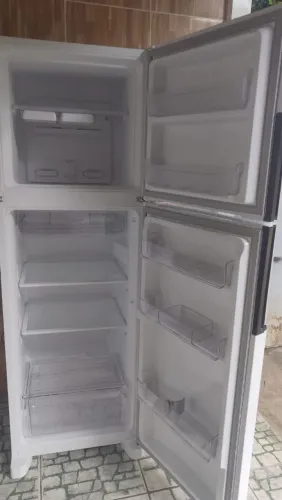 Vende-se geladeira semi-nova com 2 meses de uso com nota fiscal na nota tá de 4,200