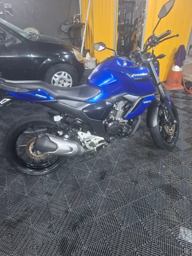 Yamaha FZ15 de garagem