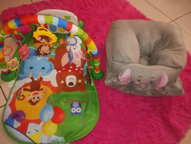 Tapetinho de atividades e almofada assento apoio bebe