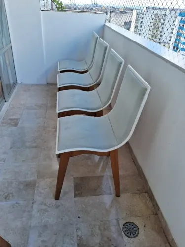 4 Cadeiras Smarçaro em madeira com assento laqueado.