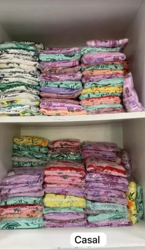 Cama mesa e banho 