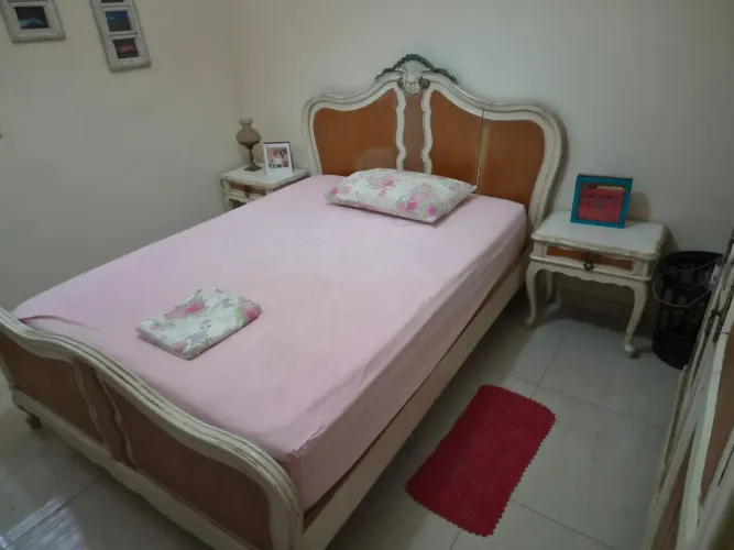 Cama de casal com mesas de cabeceira em peroba estilo Chipandelle