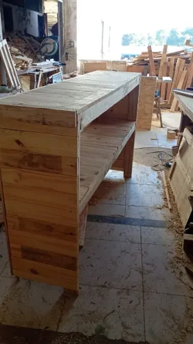 Balcão de pinus