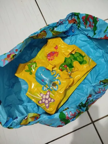 Piscina com boia