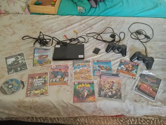 KIT PS2 usado, mas em ótimas condições. 15 jogos, 2 controles e 1 Memory card