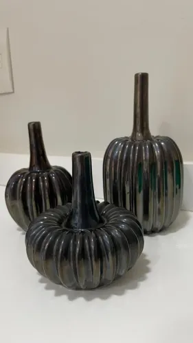 Trio de Garrafas Decorativas em Cerâmica Fumê / Grafite