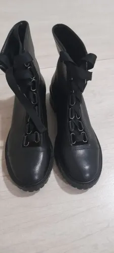 Bota couro Schutz.