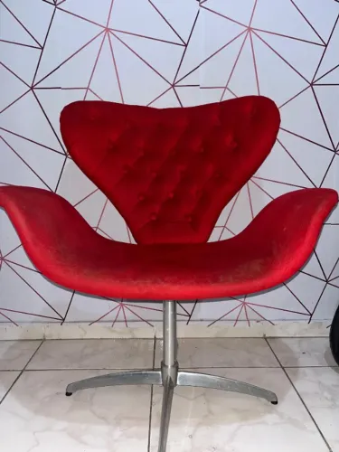 Poltrona capitone tulipa vermelha usada
