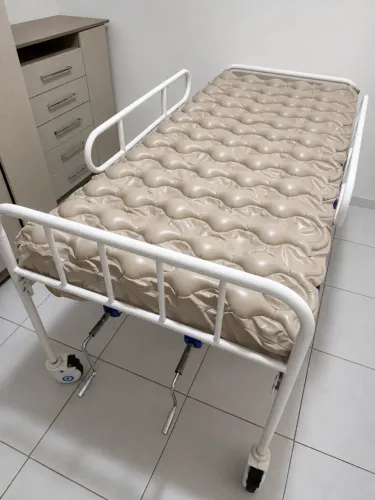 Cama hospitalar - Em estado de zero.