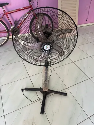 Ventilador grande semi novo 