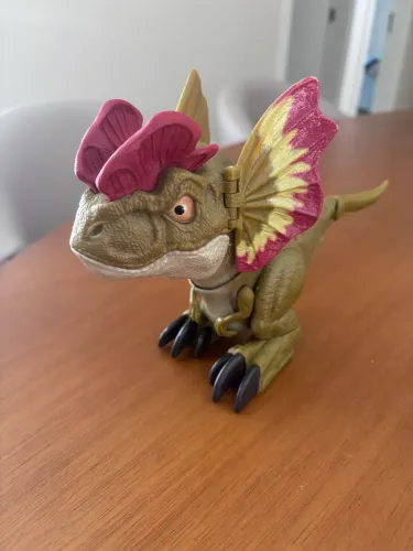 Dinossauro dilofossauro Mattel que anda, ruge e abre a boca