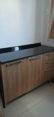 Gabinete despensa com tampo preto estilo granito