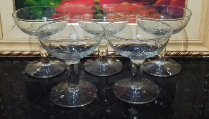 Cinco taças antigas lapidadas. 9,5 cm altura . 150 ml