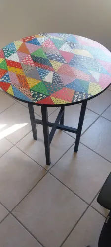 Mesa decorada de ferro