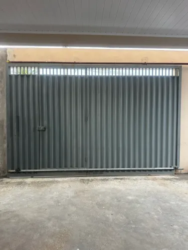 Vendo um portão galvanizado com cremalheira medindo 3.80 x 2.30