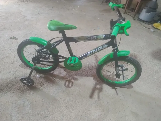 Vende se uma bicicleta infantil