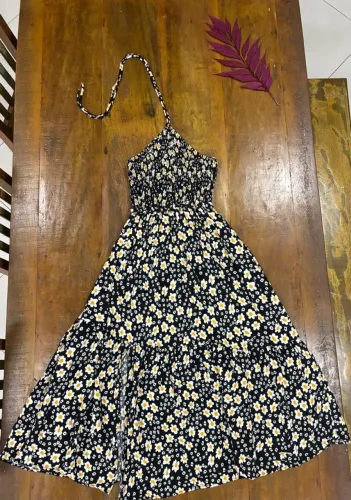 Vestido Midi Floral com Busto em Lastex.