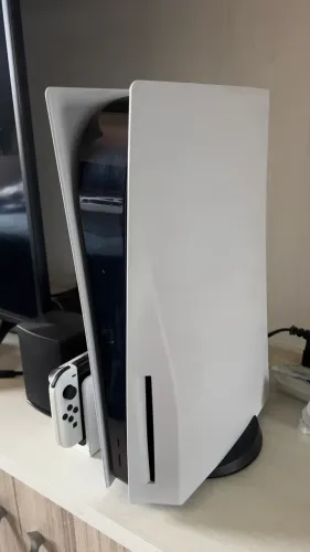 Playstation 5 com leitor de disco, 825gb, acompanha caixa, controle e cabos originais