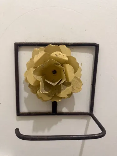 Porta papel higiênico de metal com flor decorativa