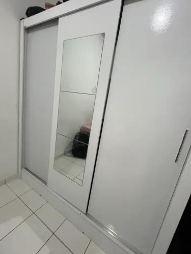 Vendo guarda roupa semi novo de casal, com urgência para retirada.