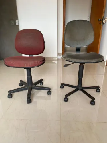 Duas cadeiras de escritório giratórias