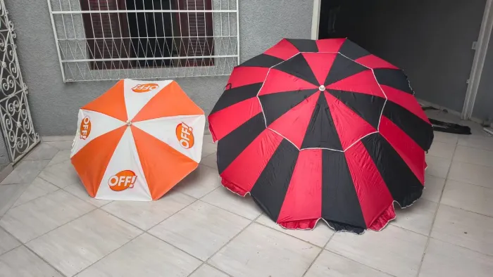 Dois guardas sol, um grande e um menor, muito barato