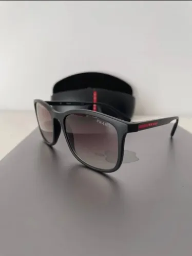 Óculos de Sol Prada Linea Rossa Masculino Retangular Preto Lente Cinza Degradê PS A08S