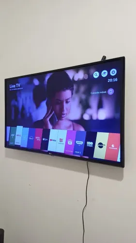 Smart TV LG 43" Full HD 43LK5750PSA - Funciona, com leve tom roxo na tela