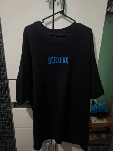 camiseta berzerk preta