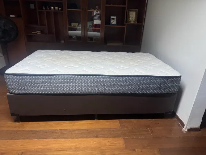 Colchão e cama box solteirão, em ótimo estado.