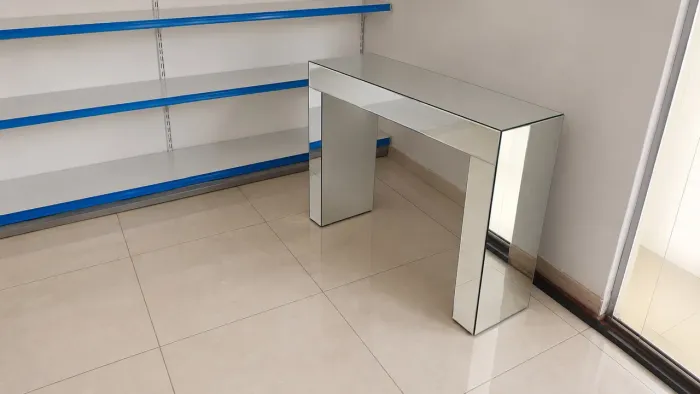 Mesa Espelhada Usada - Elegância e Sofisticação